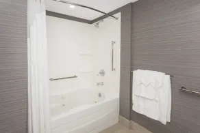 Holiday Inn Express & Suites Riverhead - Long Island by IHG - Salle de bain