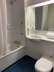 go2 Dundee Camperdown Hotel free car park - Baño