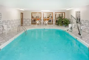 Super 8 by Wyndham Pekin/Peoria Area - Piscine