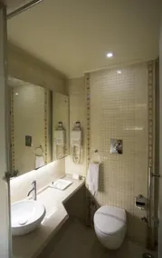 Hotel Picasso near Peera Garhi Paschim Vihar New Delhi - Baño