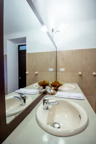 Yabar Hotel Plaza - Bathroom