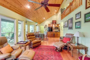 Spring River Vacation Rental w/ Deck & Views - Interiør