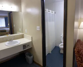 Thunderbird Lodge, Norman, OK - Bathroom