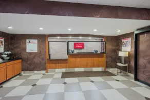 費爾菲爾德紅屋頂飯店 - 接待櫃台