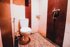 RedDoorz Plus near Sultan Hasanuddin Airport - Bathroom
