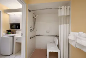 Ramada by Wyndham Kissimmee Gateway - Free Theme Park Shuttle - Chambre