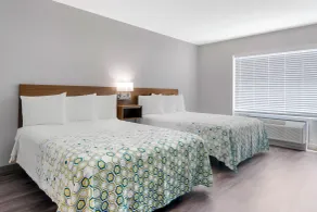 HomeTowne Studios by Red Roof Tampa - Airport - Chambre