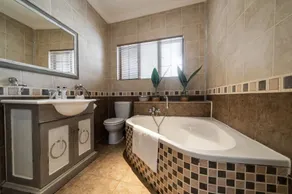 Solo Gracia Guesthouse - Bathroom