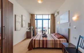 Seashells 2 bedroom Apartment with sunny terrace with stunning sea views - by Getawaysmalta - Rom
