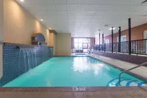 Ramada by Wyndham Topeka Downtown Hotel & Convention Center - Piscine