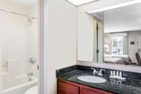 Baymont by Wyndham Waycross - Bathroom