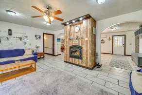 Bonnieville Farmhouse on 69 Acres w/ Porch! - Interiør