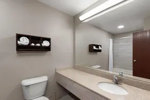Super 8 by Wyndham Shepherdsville - Louisville South I65 - Badezimmer