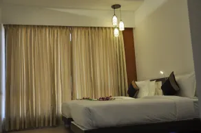 Pride Biznotel Manjusar Vadodara Near Sokhda Lake - Room
