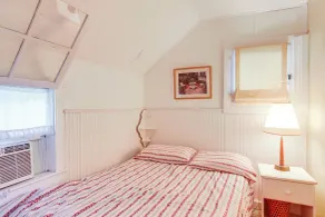 Walk to Lake: Historic Lakeside Marblehead Cottage - Interiör