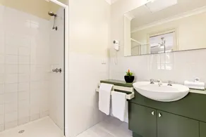 Island Breeze Resort - Bathroom