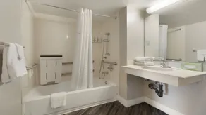 Howard Johnson by Wyndham Sacramento Downtown - Salle de bain