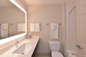 Holiday Inn Express Mystic by IHG - Bathroom