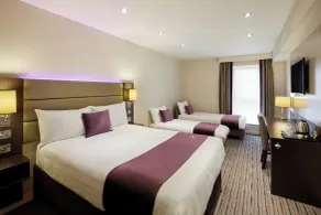 Premier Inn Luton South - M1 J9 - Room
