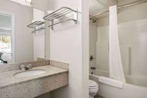 Days Inn by Wyndham Dubuque - Salle de bain