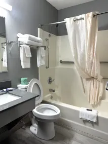 Americas Best Value Inn Fargo - Badezimmer