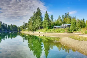 Waterfront Allyn Retreat w/ Guest House & Beach! - Innvendig