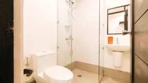 RedDoorz Plus at MM Hotel Las Pinas former RedDoorz Plus Near Bamboo Organ - Salle de bain