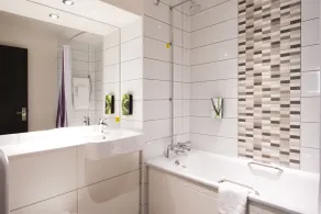 Premier Inn Blackburn Town Centre - Bathroom