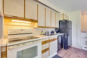 Ski-In/Ski-Out Bromley Mtn Condo: Wood Fireplace! - Interiør
