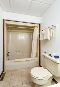Crown Resorts at Silverwoods - Bathroom