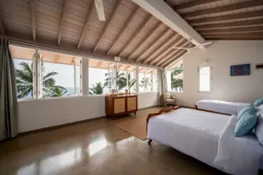 Nil Ralla - 5BR Beachfront Villa, Private Pool, Cook - Zimmer