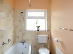 Rossbeigh Beach Cottage No 4 - Bathroom