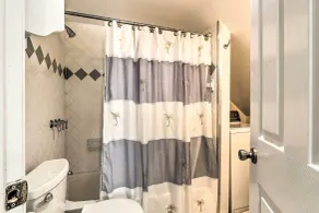 Brunswick Retreat < 1 Mi to Potomac River! - Badezimmer
