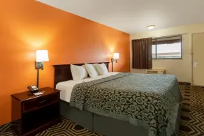 Travelodge by Wyndham South Holland - Room