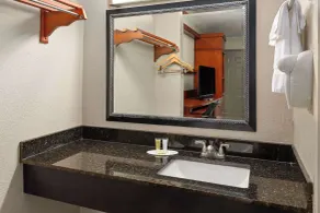 Days Inn by Wyndham Knoxville East - Salle de bain
