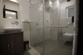 Hotel Vista Suites - Bathroom