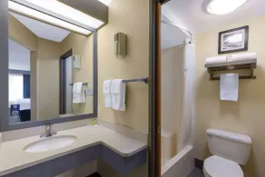 Travelodge by Wyndham Perry National Fairgrounds Area I-75 - Salle de bain
