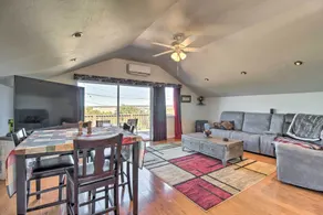 Near White Mountain Lake: Home w/ Balcony & Patio - Interiør