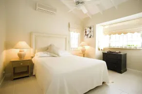 This Enchanting 3 Bedroom, 2 Bathroom Townhouse is Nestled Mere Moments Away fro - Rom