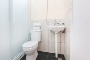 Hotel O J&b Room Pramuka - Bathroom