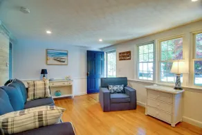 < 1 Mi to Beaches: Cape Cod Bungalow w/ Fire Pit! - Intérieur
