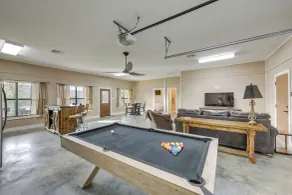 Quiet Lake Gladewater Getaway w/ Dock & Kayaks! - Innenbereich