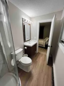 One Bedroom Condo Near Whyte Ave - Bathroom