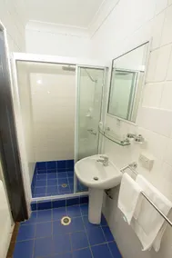 Tropical Palms Resort & 4WD Hire - Baño