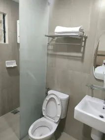 Cebu Family Suites powered by Cocotel - Bathroom