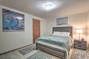 5 Mi to Camelback: Henryville Home w/ Hot Tub! - Rom