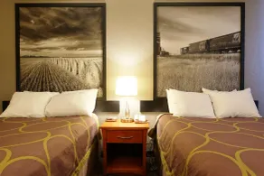 Super 8 by Wyndham Regina - Chambre