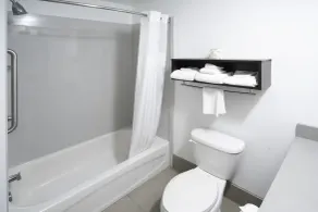 Country Inn & Suites by Radisson, Rocky Mount, NC - Baño