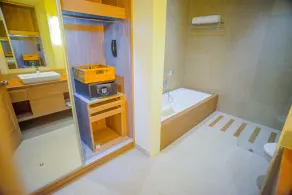 Efcee Sarovar Premiere Bhavnagar - Bathroom