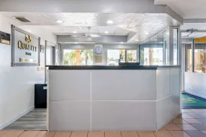 Quality Inn Sarasota North Near Lido Key Beach - Hall